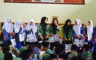 Ramadan Penuh Berkah, MTsN 2 Mukomuko Bagikan Paket Sembako untuk Siswa