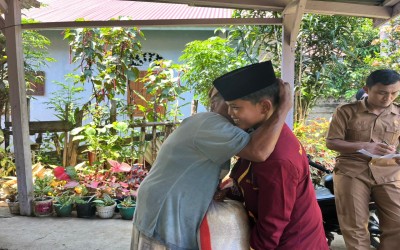 MTsN 2 Mukomuko Salurkan Sembako ke Warga Desa Pernyah, Disambut Pelukan Hangat Penuh Rasa Terima Kasih