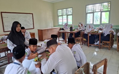 Belajar Langsung di Laboratorium, Murid Kelas IX MTsN 2 Mukomuko Amati Reproduksi Aseksual pada Tumbuhan